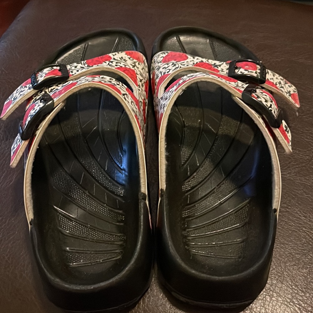 Birkis size 7 beautiful flower print slide on rubber sole.  Pre owned great - Picture 6 of 9